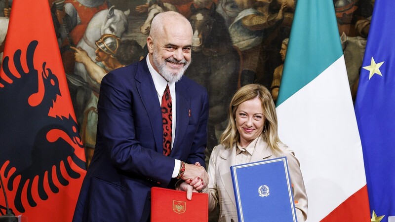Die italienische Regierungschefin Giorgia Meloni strahlte regelrecht, als sie am Montag an der Seite des albanischen Ministerpräsidenten Edi Rama die blaue Mappe in die Kameras hielt.