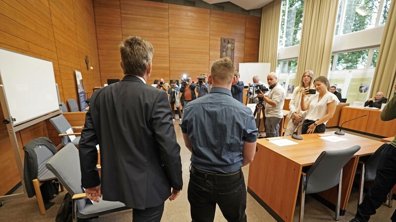 Der Angeklagte vor dem Landgericht Traunstein, links sein Verteidiger Harald Baumgärtl