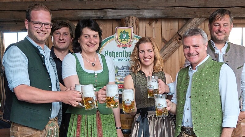 Anstoß zur Bierprobe des frisch gezapften Hellen: Brauereivertreter Diermeier, Kassier Mayer, Bürgermeisterin Weiß, Vorstand Mieslinger, Schirmherr Dreier und Vorstand Hummel.