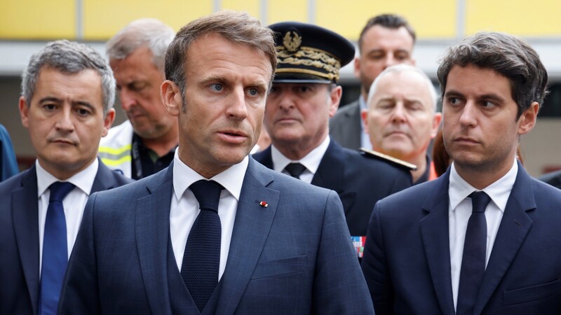 Emmanuel Macron (M.), Präsident von Frankreich, warnt davor, den Nahost-Konflikt nach Frankreich zu "importieren". Innenminister Gérald Darmanin (l.) zufolge wurden seit dem Hamas-Angriff auf Israel vor genau einem Monat landesweit 1040 antisemitische Taten gemeldet.