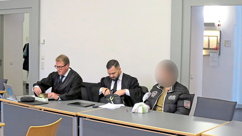 Der Angeklagte mit seinen Verteidigern Jan Bockemühl (links) und David Hölldobler.
