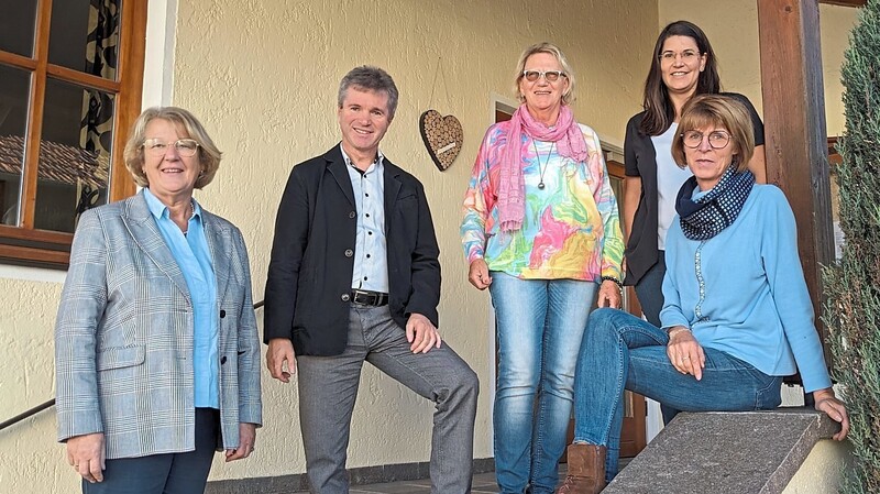 Die Baierbacher Bürgermeisterin Luise Hausberger, der Altfraunhofener Bürgermeister Johann Schreff, Irene Klose, Cornelia Meidel und Cornelia Koch (sitzend).