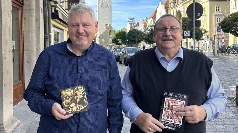 Dieter Stroinski (links) und Heinrich Keil bewahren heute noch den Druck und die Broschüre auf, die ihnen Jorge Selarón mitgegeben hat.