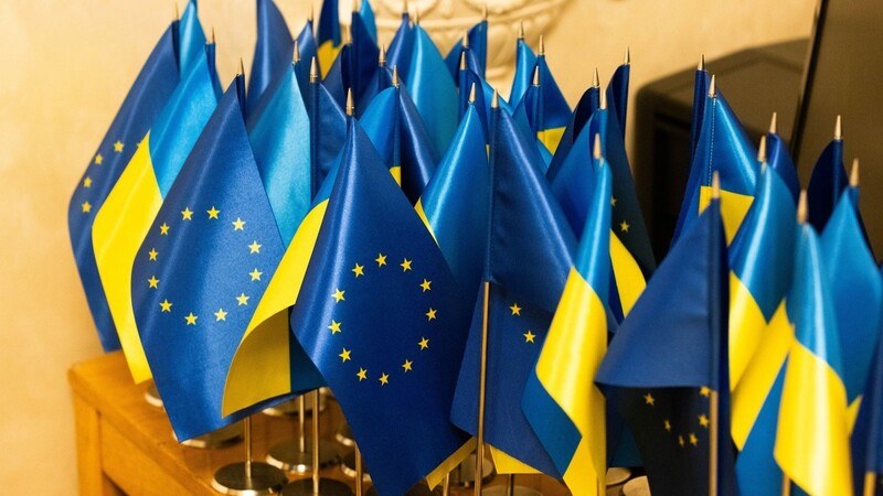 Die Entscheidung, Beitrittsverhandlungen mit der Ukraine zu beginnen, hat für die EU auch etwas Gutes, kommentiert unsere Autorin: Das Thema Erweiterungspolitik könne nicht mehr länger vor sich hindümpeln. Die Gemeinschaft sei plötzlich gezwungen, einen Blick in den Spiegel zu werfen.