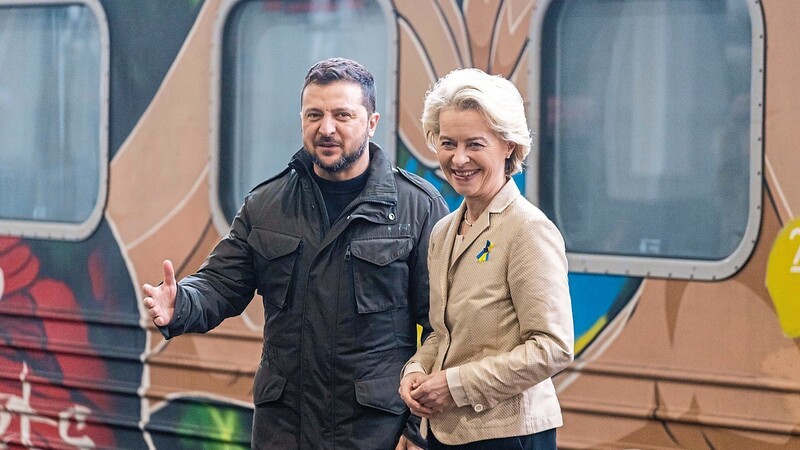 "Der Fortschritt, den wir in der Ukraine sehen, ist beeindruckend", betont Ursula von der Leyen. Das Foto zeigt sie an der Seite von Wolodymyr Selenskyj bei ihrem Besuch vor wenigen Tagen in Kiew.