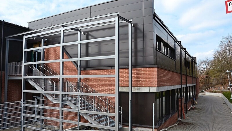 Der sanierte Nordtrakt der Hallertauer Mittelschule wurde inzwischen schon wieder bezogen. Neu installiert wurde diese Fluchttreppe.