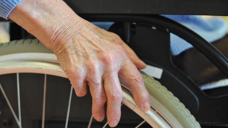 Tödlich verunglückt ist am Samstag ein 69-jähriger Rollstuhlfahrer.