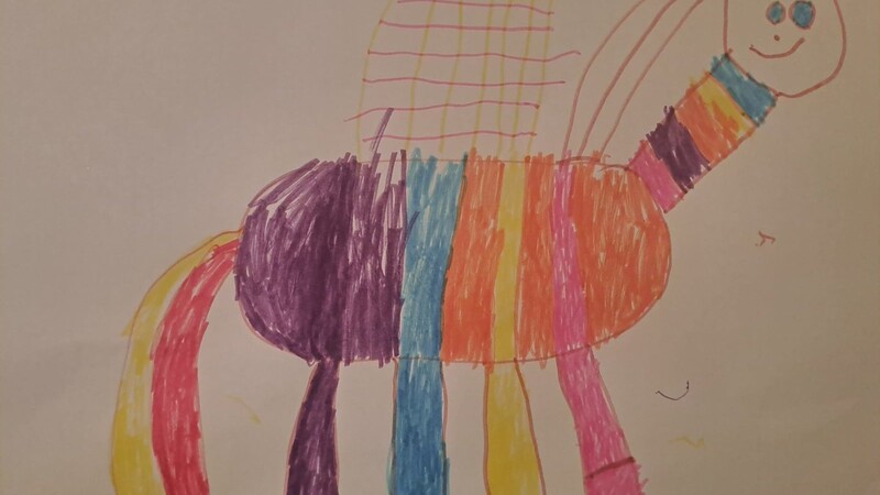 Um ihr Mitgefühl für das verstorbene Pferd auszudrücken und ihre Trauer zu verarbeiten, malten die Kinder Bilder für das Pferd.