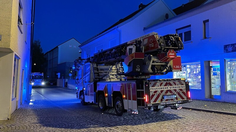 Ein Löschzug der Freiwilligen Feuerwehr war in der Straubinger Innenstadt im Einsatz.