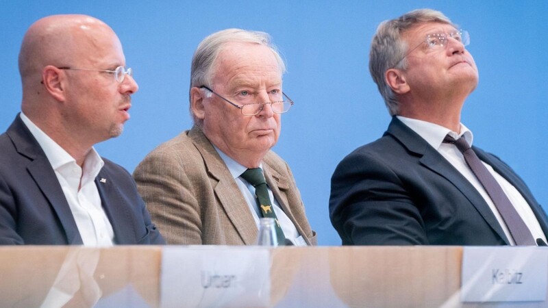 Eine Partei auf dem Sprung in die nächste Dimension (v. l.): Brandenburgs AfD-Spitzenkandidat Andreas Kalbitz mit den beiden Bundesvorsitzenden Alexander Gauland und Jörg Meuthen.