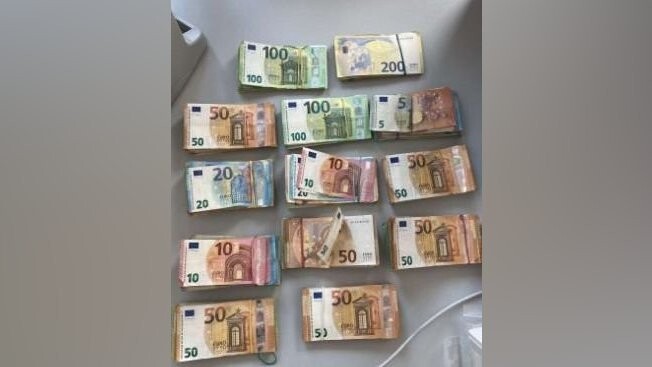 80.000 Euro versteckte ein 24-Jähriger aus dem Raum Frankfurt in seinem Auto.