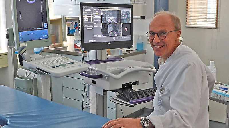 Doktor Markus Straub, Chefarzt der Urologie, mit dem "UroNav" einem Gerät, das am Klinikum Landshut seit 2017 im Einsatz ist und die Trefferquote bei der Diagnose von Prostata-Karzinomen deutlich erhöht hat.