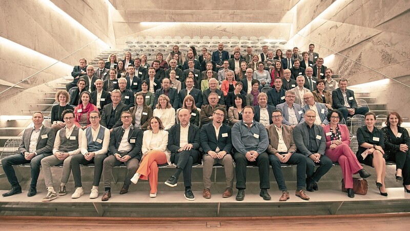 Gut 100 Akteure der interkommunalen Zusammenarbeit trafen sich beim ILE-Tag 2023 im Konzerthaus Blaibach.