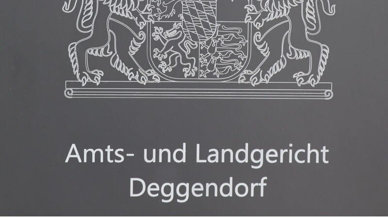 Ein 64-Jähriger muss sich vor dem Amtsgericht Deggendorf wegen mutmaßlicher Volksverhetzung verantworten.