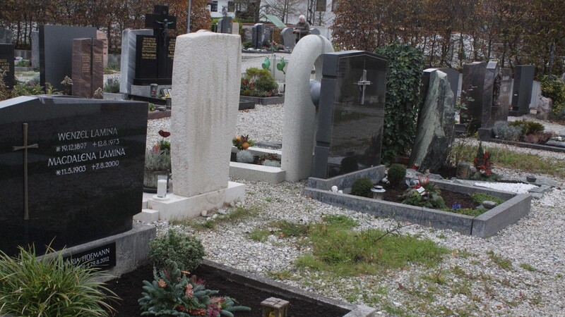 Lücken zwischen den Gräbern dokumentieren einen Wandel in der Bestattungskultur auch in Langenbach. Erste Pflegemängel werden sichtbar.