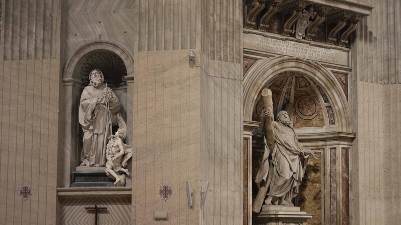 Der Innenraum der Basilika Sankt Peter im Vatikan in Rom.