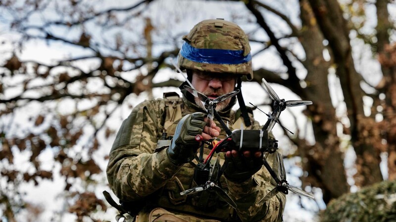 Wolodymyr bereitet die Kamikaze-Drohne für den Einsatz vor.
