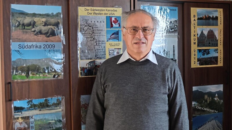 Lesen und Reisen sind zwei der Hobbys von Ruhestandspfarrer Wolfgang Schwarzfischer. Nach 33 Jahren in der Pfarrei Langquaid im Landkreis Kelheim kehrt er nun zurück in seine Heimatpfarrei Roding.