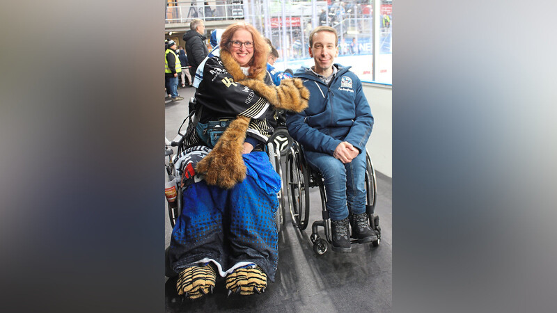Große Vorfreude: Petra Espertshuber, Vorsitzende des Fanclub Rolli Tigers 2014, und Behindertenbeauftragter Stefan Hofbauer vor dem Duell der Straubing Tigers mit dem EHC München.