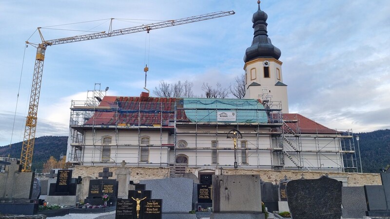 Die Sanierung der Kirche St. Niklaus in Steinbühl läuft. Momentan wird unter anderem das Dach neu eingedeckt.