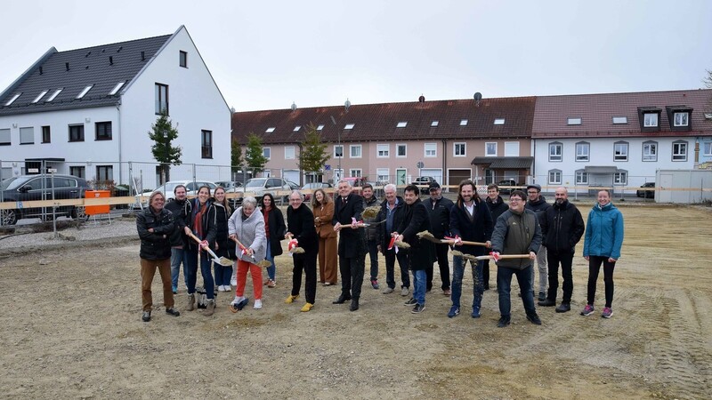 Spatenstich für ein besonderes Bauprojekt: Die Kinderkrippe in der Sonnensiedlung wird das erste Gebäude im Landkreis Freising, das nach dem Standard KfW40 NH errichtet wird.
