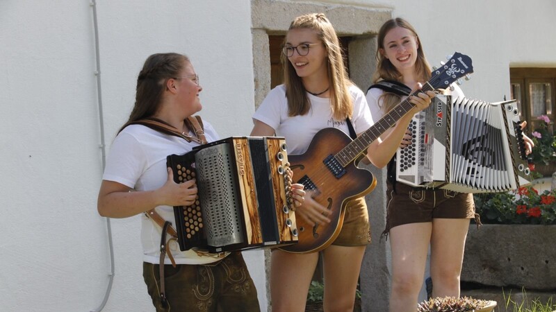 Gemeinsam klassische bayerische Volksmusik spielen ist ihre Leidenschaft: die drei Woidbixxn Stefanie Süß (v.l), Magdalena Pinzl und Regina Böer.