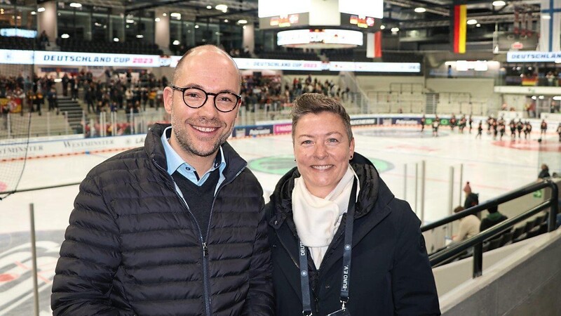 Referatsleiter Klaus Peißinger und Landshuts Sportbeauftragte Sabrina Högl beim ersten Spiel der deutschen Frauennationalmannschaft.