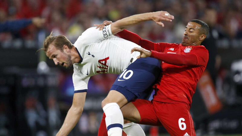 Bayerns Thiago (r.) hier im Zweikampf mit Tottenham-Superstar Harry Kane. Beide treffen in der Champions-League-Gruppenphase wieder aufeinander.