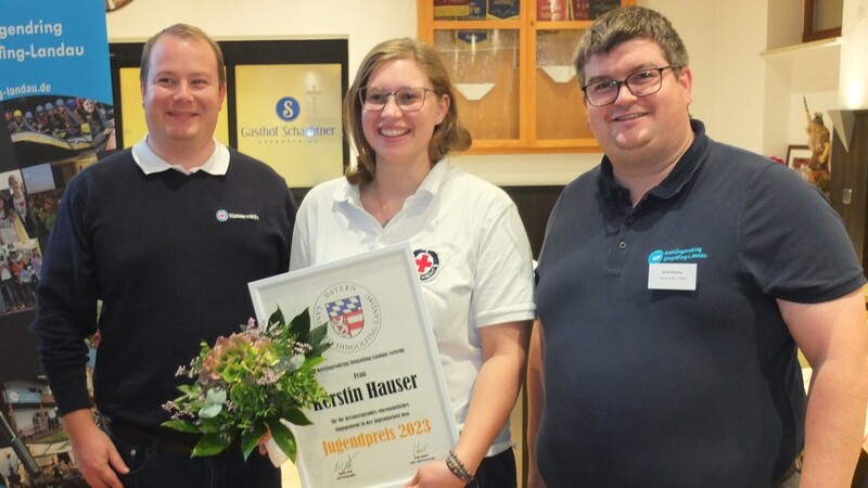 Werner Gerl (l.) und Markus Wolf (r.) gratulierten Kerstin Hauser zum Jugendpreis 2023.