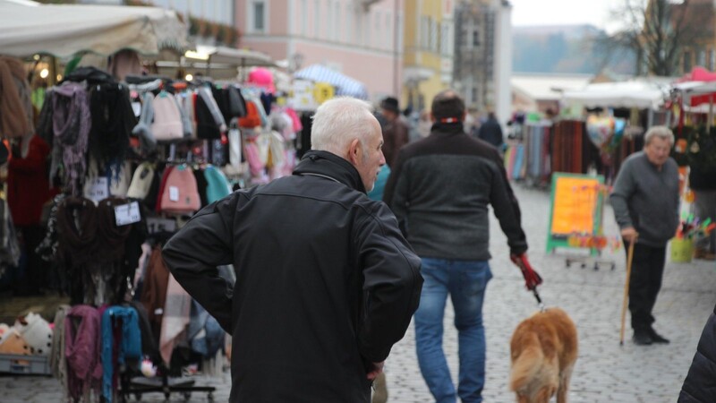 Der Standmarkt am Sonntag ist seinem Namen "Kalter Kirta" zwar gerecht geworden. Die Besucher haben sich aber trotzdem auf den Stadtplatz gewagt.