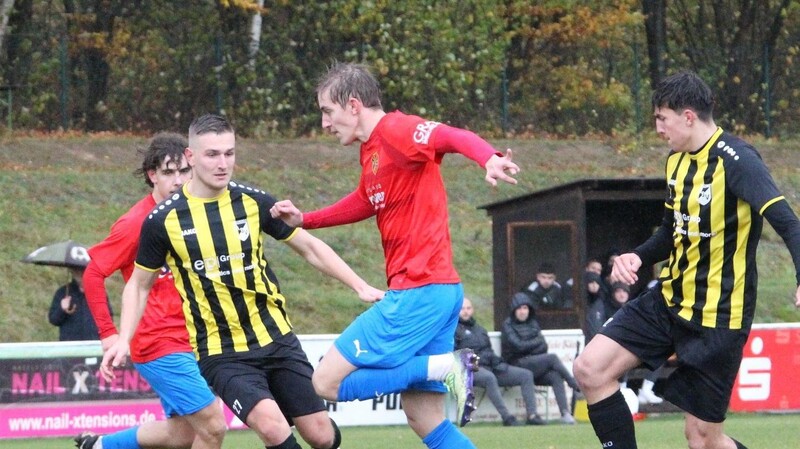 Dominik Hanninger (Mitte, rotes Trikot) erzielte zwei der vier Bad Kötztinger Treffer gegen Burglengenfeld.