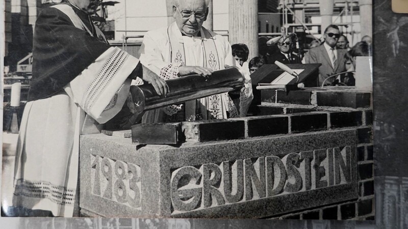 Den Grundstein legten Pfarrer Ludwig Riederer und Domkapitular Josef Grabmeier.