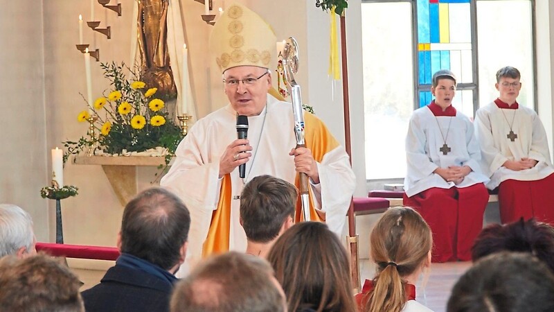 Bischof Dr. Rudolf Voderholzer zeigte sich begeistert von der Kirche.