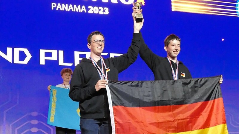Erneut aufs Podium schafften es die "Streicher Robotic Boys" Bastian und Julian Brumbi bei der Robotic-WM - gegen 86 Konkurrenten.