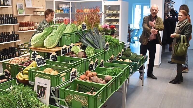 Obst und Gemüse von verschiedenen Bio-Bauernhöfen findet man im hinteren Teil des Ladengeschäfts.
