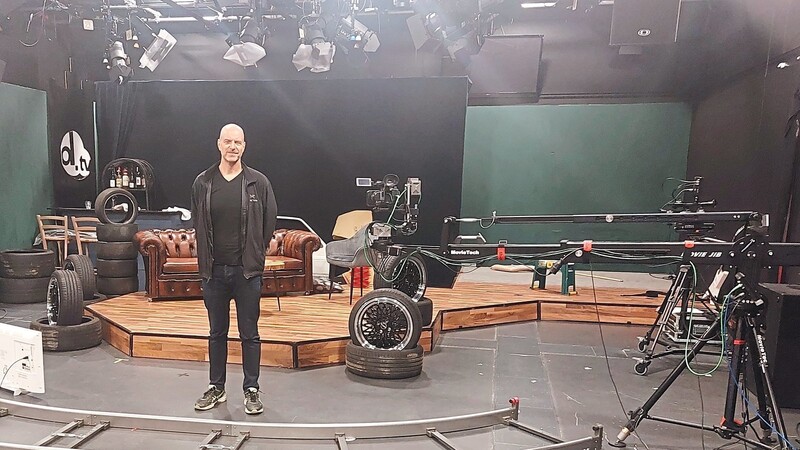 Professor Jens Schanze im Medienatelier, wo Doschauher TV produziert und gezeigt wird.