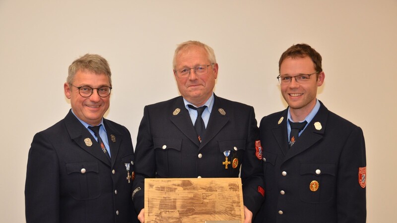 Vorstand Robert Zehetbauer und Kommandant Christian Maierbeck ehrten Anton Diewald für die langen Jahre als Vorsitzender (v.l.).