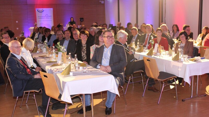 Mit mehreren Auftritten von Entertainer und Zauberer Daniel Schrödinger, einer Tombola und einem regionalen Buffet von Anita Rohrmüller aus Tiefenbach wurde für die Gäste ein kurzweiliger Abend organisiert.