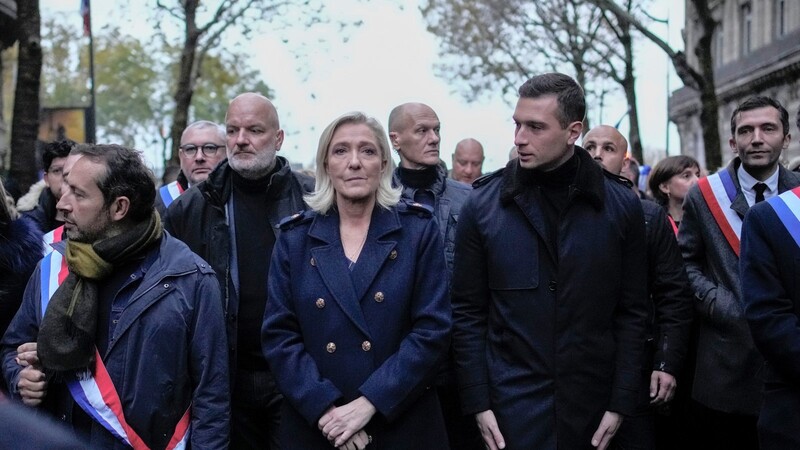 Marine Le Pen (M.), ehemalige Parteivorsitzende der französischen Nationalen Sammlungsbewegung "Rassemblement National" nimmt an der Demonstration gegen Antisemitismus teil - Staatschef Macron fehlt. Le Pen hat somit ein Etappenziel erreicht: den Aufstieg in den Rang einer "normalen" Partei.