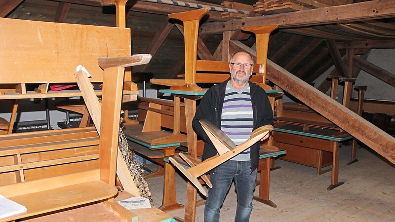 Hausmeister Hubert Krämer hofft, dass Stühle, Tische oder alte Landkarten einen neuen Besitzer finden.