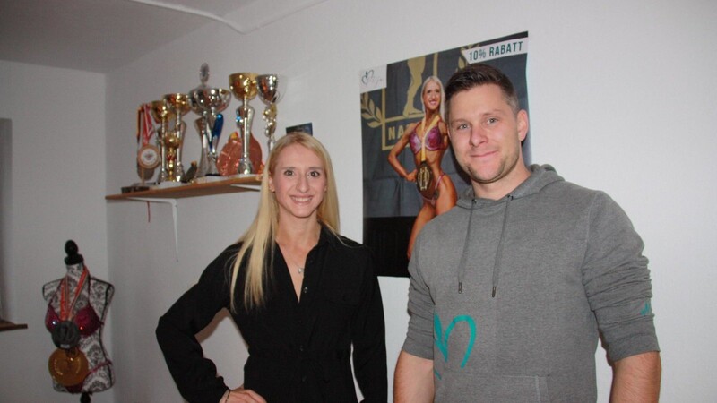 Julia Ellmaurer mit ihrem Lebensgefährten und Coach Matthias Drexler im neuen Studio in Ottenzell.