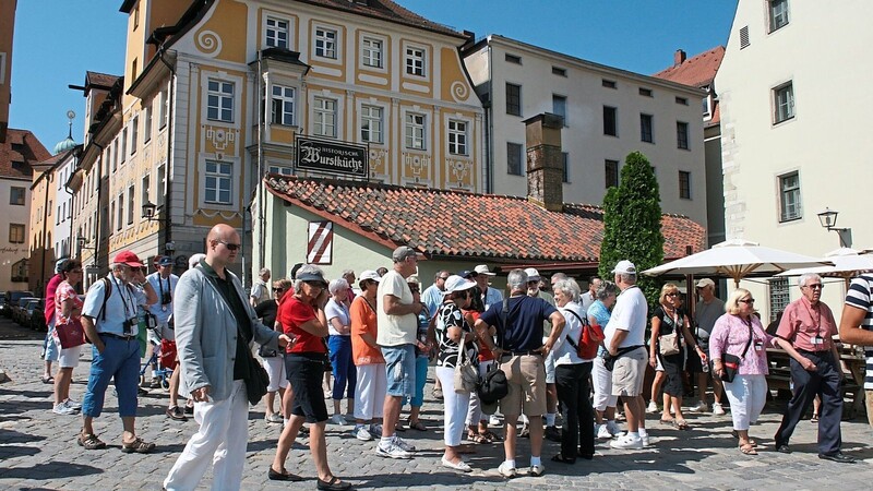 Viele Touristen kommen mit dem Kreuzfahrtschiff in die Domstadt.