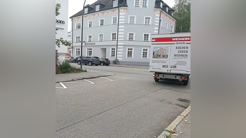 Die neue Bodenmarkierung weißt visuell auf das Parkverbot an der Schillerstraße hin.