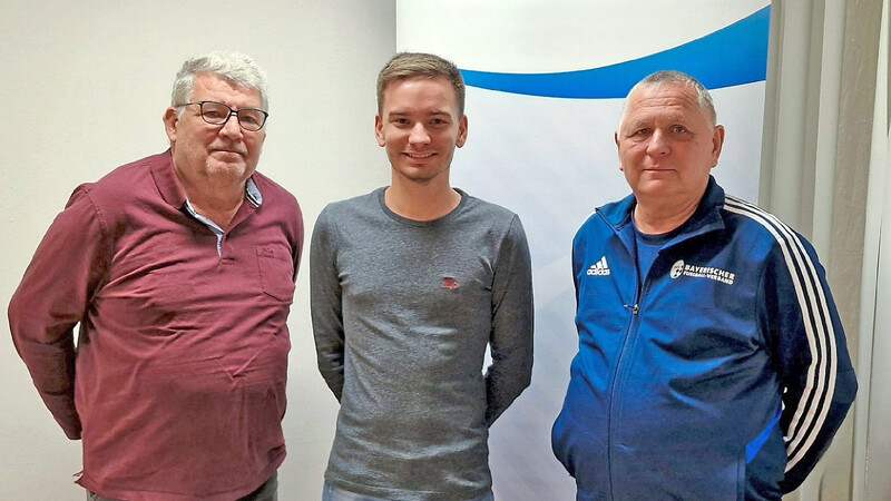 Neuer Kreis-Spielleiter gefunden: Kreis-Vorsitzender Ignaz Hiendl (l.) und Herren-Spielleiter Wolfgang Heyne (r.) freuen sich mit Andreas Kriegner, der diese ehrenamtliche Aufgabe übernommen hat.