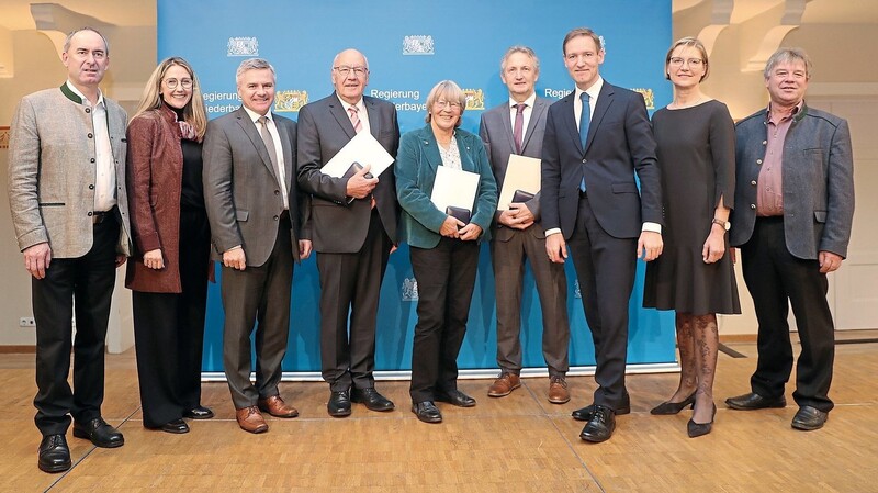 Rudolf Lehner (4.v.l.), Gisela Floegel (5.v.l.) und Martin Hofstetter (6.v.l.) sind die Preisträger aus dem Landkreis Landshut, die von Regierungspräsident Rainer Haselbeck (3.v.r) mit der "Kommunalen Verdienstmedaille in Bronze" ausgezeichnet wurden. Auch stellvertretender Ministerpräsident Hubert Aiwanger (l.), die Vilsbiburger Bürgermeisterin Sibylle Entwistle (2.v.l.), Landrat Peter Dreier (3.v.r.), Regierungsvizepräsidentin Monika Linseisen und der Schalkhamer Bürgermeister Lorenz Fuchs waren bei der Verleihung am Dienstag in den Bernlochner-Stadtsälen in Landshut.