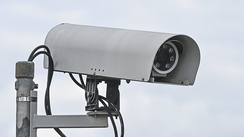 Statt einer Überwachungskamera rät die Datenschutzbeauftragte der Gemeinde, einen Strahler mit Bewegungsmelder aufzustellen oder einen Wachmann einzusetzen.