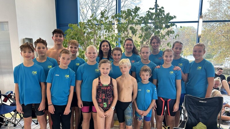 Die Schwimmer der Jahrgänge 2015 bis 2010 mit den Trainern Katrin Koller und Regina Steininger.
