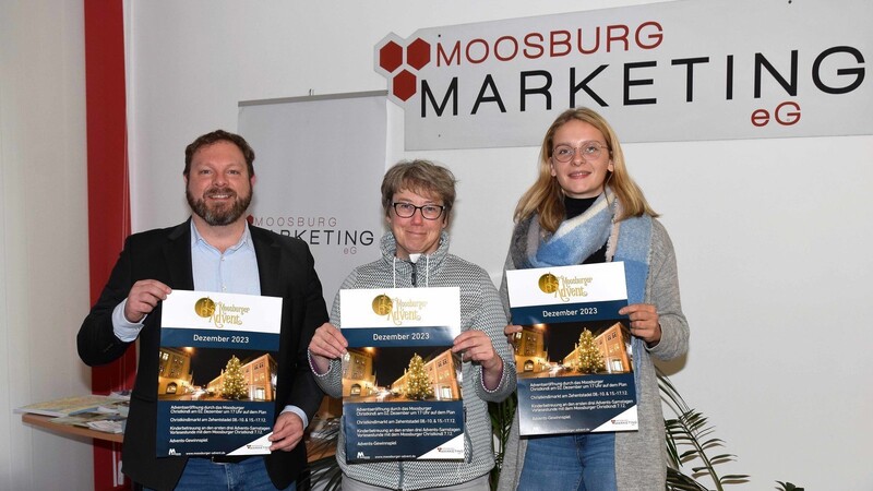 Freuen sich auf den Moosburger Advent 2023, den sie diesmal alleine organisiert haben: (von links) Geschäftsführer Thomas David, Öffentlichkeitsreferentin Silke Schönenberg und Projektleiterin Laura Klöck, alle von der Moosburg Marketing eG.