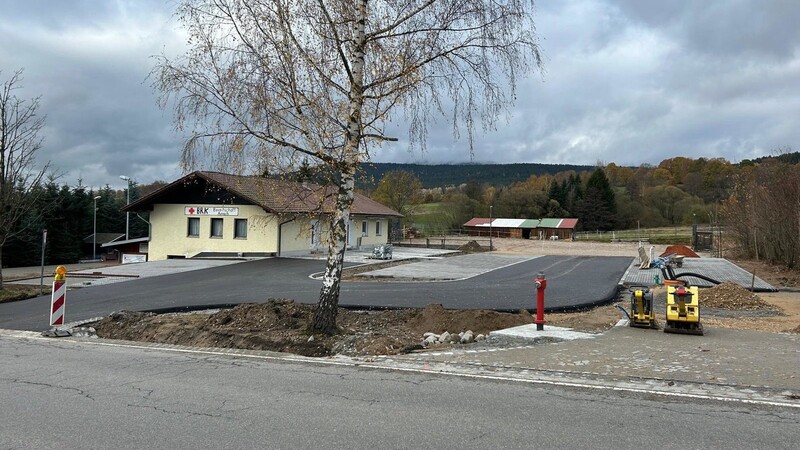 Die Parkplätze zwischen Feuerwehrgerätehaus und Stockbahnen in Haibühl sind bis auf die Bepflanzung fast fertig.