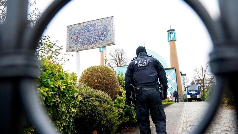 Einsatzkräfte der Polizei stehen während einer Razzia beim islamischen Zentrum Hamburg vor der Imam Ali Moschee (Blaue Moschee).